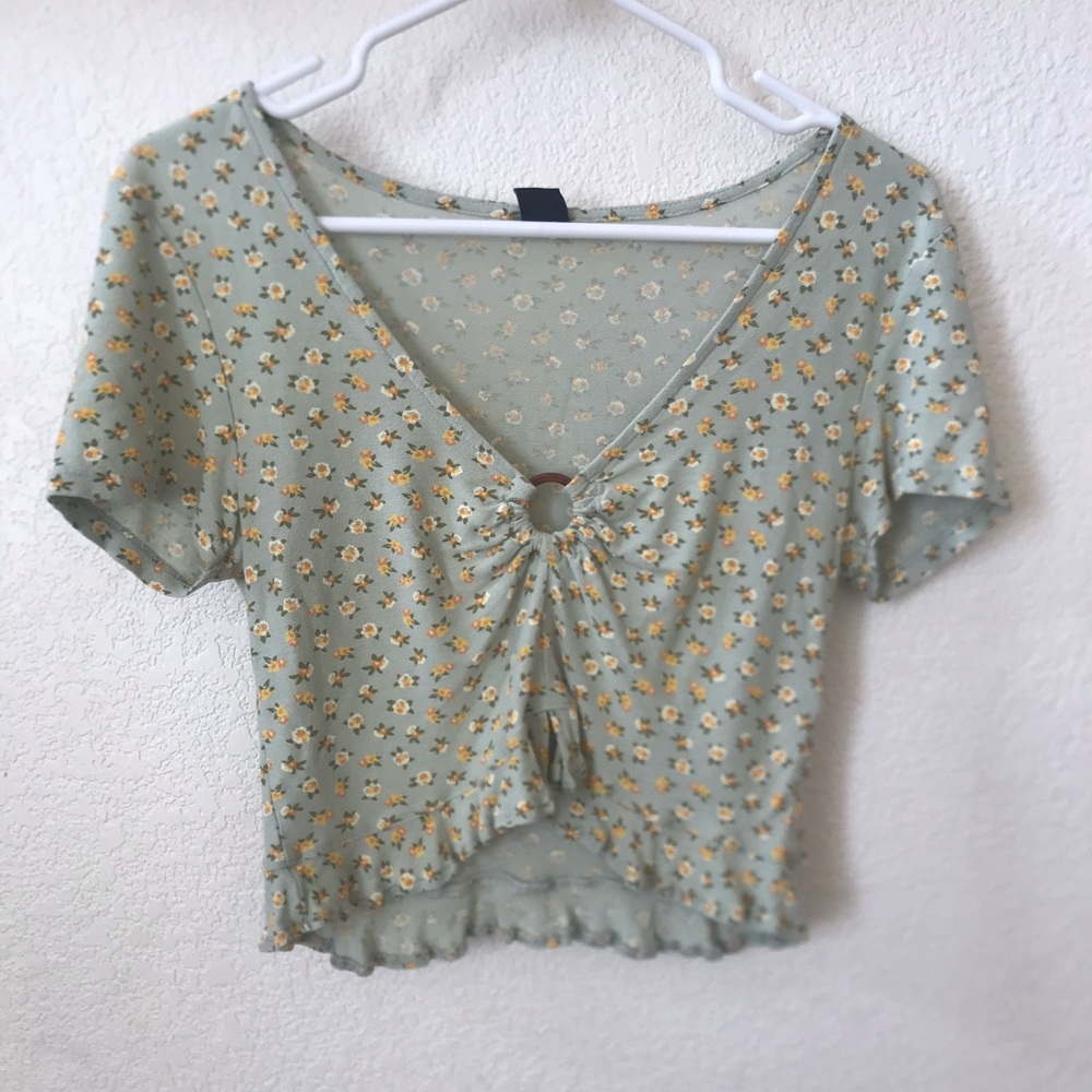 URBAN OUTFITTERS CROP TOP